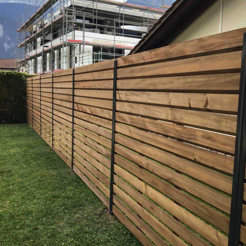27726_Bohlensichtschutz-Fichte-braun-U-Stahlpfosten_Sichtschutz_Holz-1