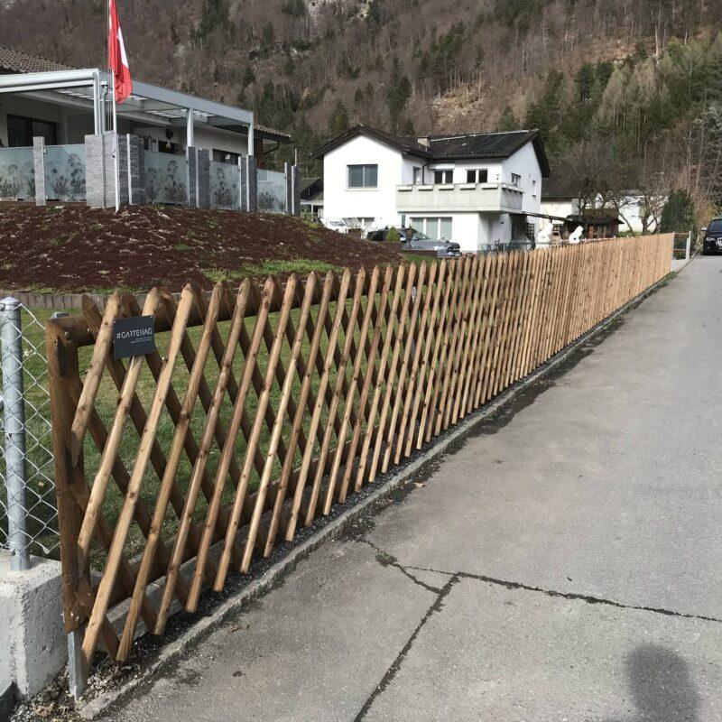 34533_Kreuzzaun-T-Stahlpfosten-in-Terrain_Zaeune-Holz-1