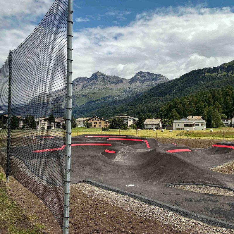 36481_Ballfangzaun-Netz-Rohrpfosten-verzinkt_Sportanlagen_Zaeune_Metall-4