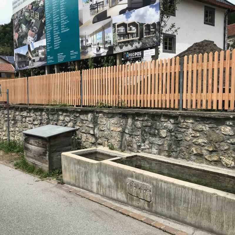36640_Buendnerzaun-mit-Holzstaketen-Laerche-natur-auf-Mauer-und-2reihig_Zaeune_Holz-4