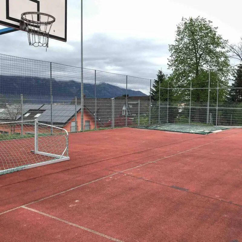 36663_Ballfangzaun-Doppelstabmatten-verzinkt-Pfosten-verzinkt-mit-Abdeckleisten-mit-Polypropylennetz_Sportanlagen_Zaeune_Metall