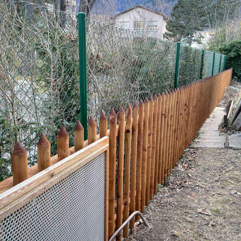 38008_Palisadenzaun-Laerchenkantpfosten-braun_Zaeune_Holz-4