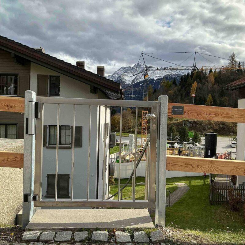 38842_Spezialtor_Rundstab-zu-Buendnerzaun_Arealeingang_Tore_Edelstahl-2