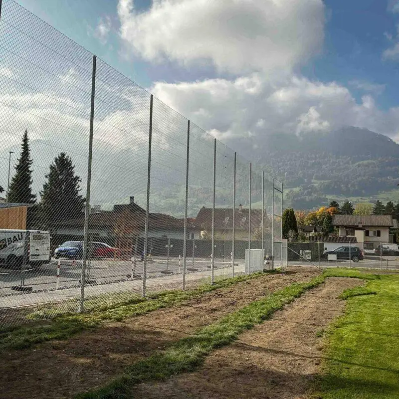 39045_Ballfangzaun-Diagonal-verzinkt-Rohrpfosten-verzinkt_Sportanlagen_Zaeune_Metall-2