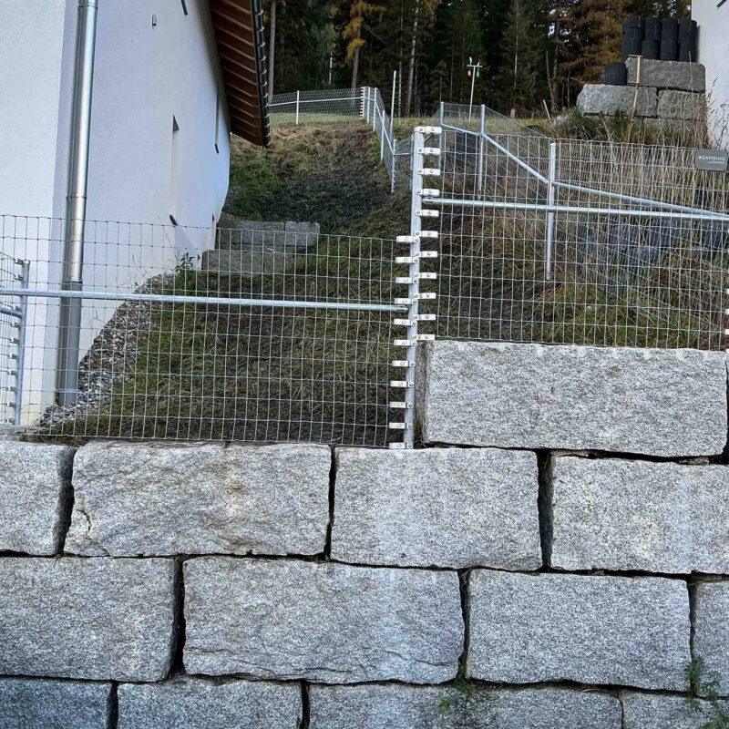 39244_Knotengitterzaun-Tornado-Rohrpfosten-verzinkt-in-Aussparung_Zaeune_Metall