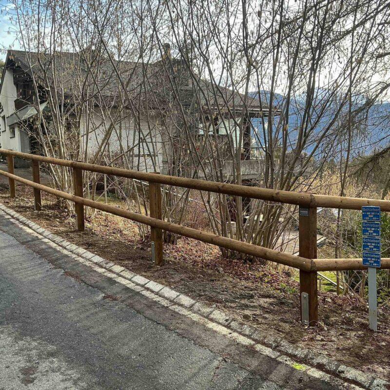 39511_Halbrundlattenzaun-Tannenpfosten-zylindrisch-braun_Zaeune_Holz-3