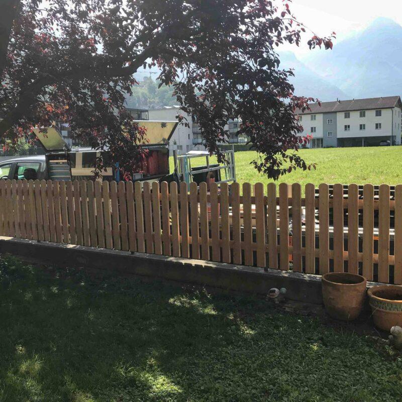 501628_Staketenzaun-mit-T-Stahlpfosten_Zaeune_Holz-und-Metall-5